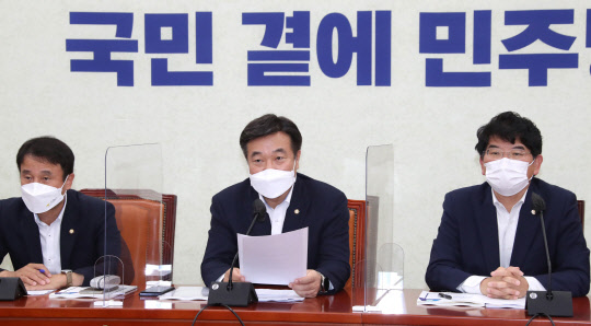 윤호중(가운데)민주당 원내대표가 26일 국회에서 열린 정책조정회의에서 발언하고 있다. 연합뉴스